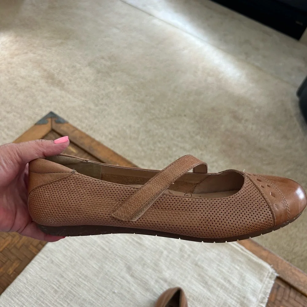 Taos Footwear Scamp Tan Brown Leather Mary Jane Flats with Strap